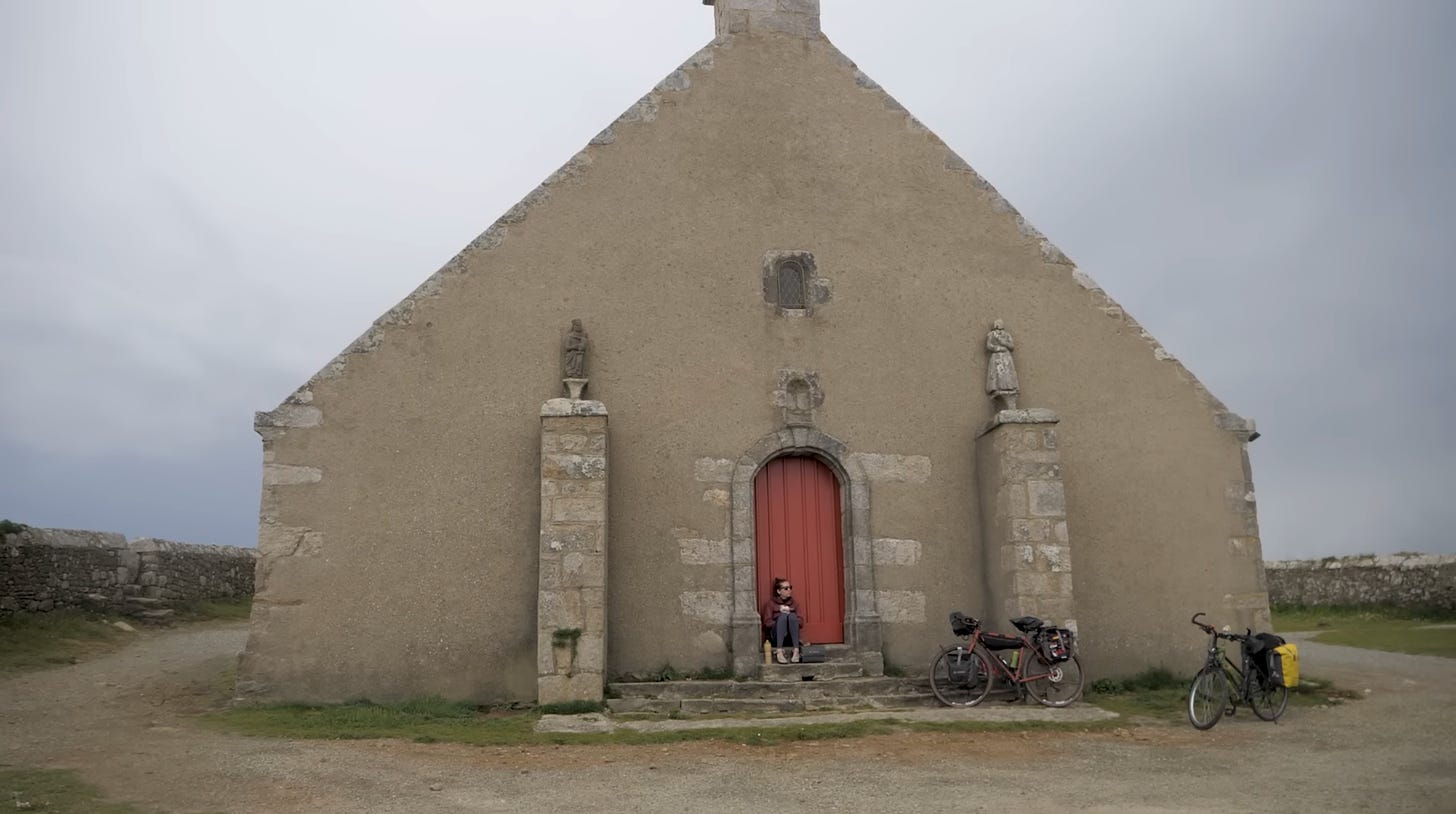 Cycliste devant une eglise bretonne