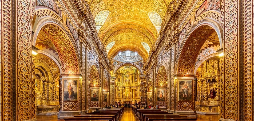 Nave central de la iglesia de los jesuitas de Quito donde destaca el color dorado por su decoración con pan de oro. 