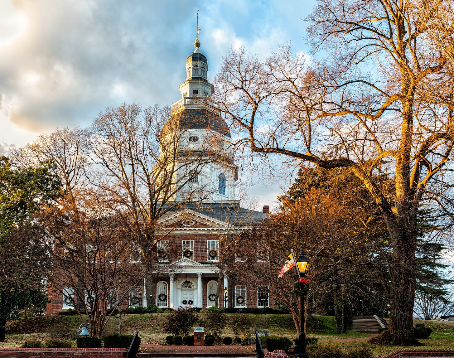 A straight-on view of the Maryland state capitol in Annapolis, Maryland, at Christmas time.