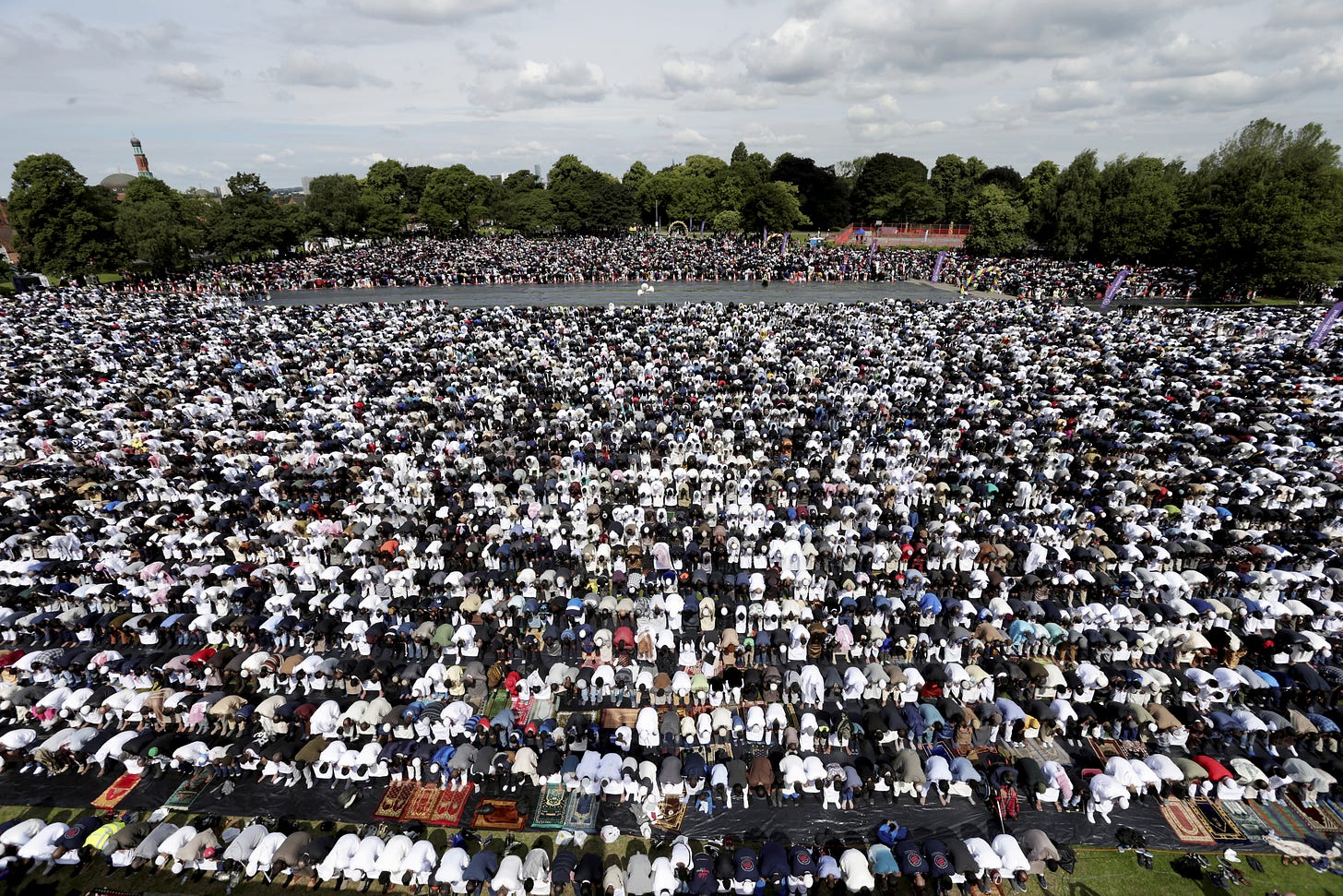 Incredible pictures show almost 90,000 Muslims gathered in Birmingham park  to celebrate Eid – The Sun | The Sun
