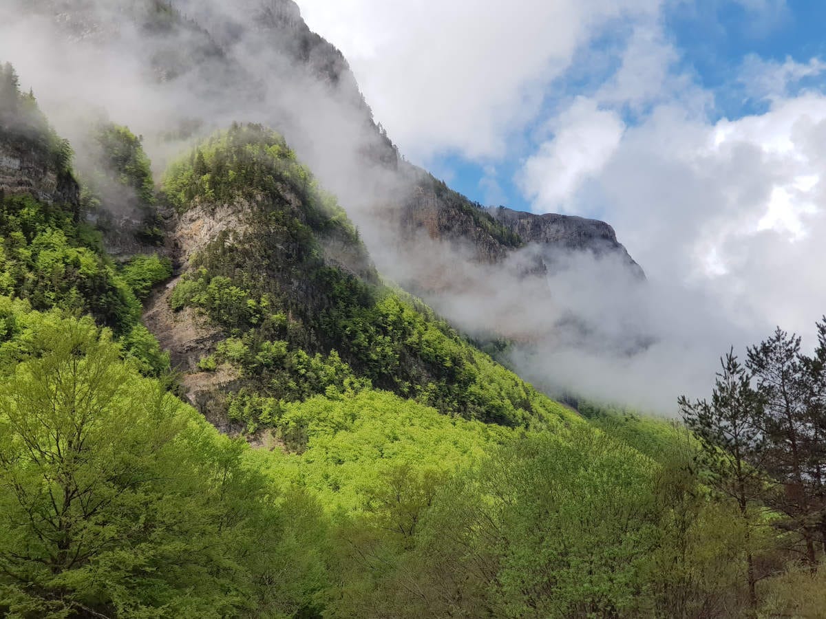 La bruma y los claros se suceden sobre una montaña del del Valle de Ordesa.