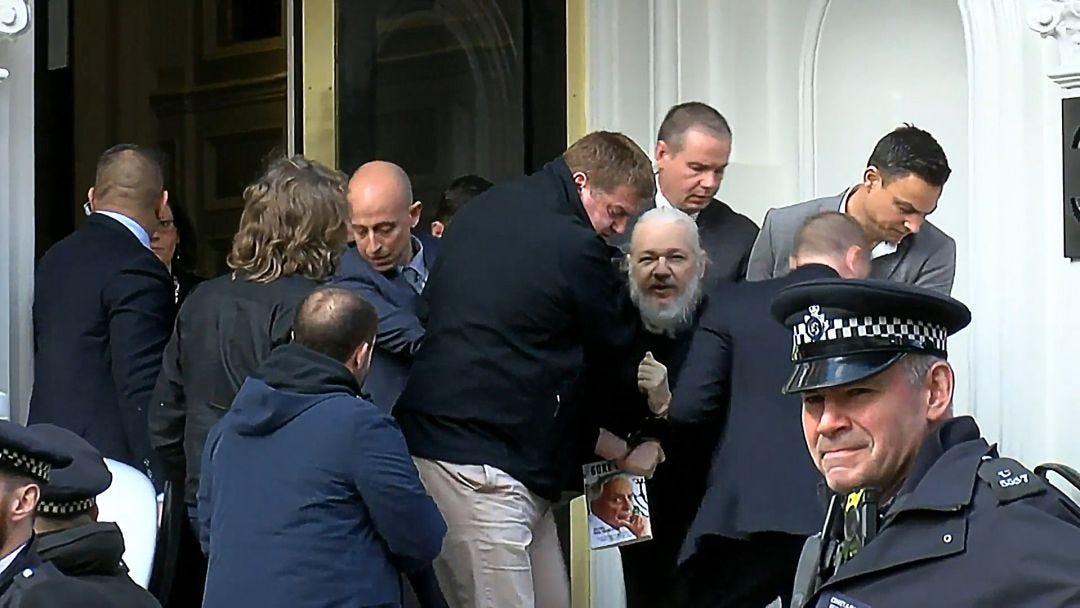 La policía británica detiene a Julian Assange en la Embajada de Ecuador en  Londres | Actualidad | Cadena SER