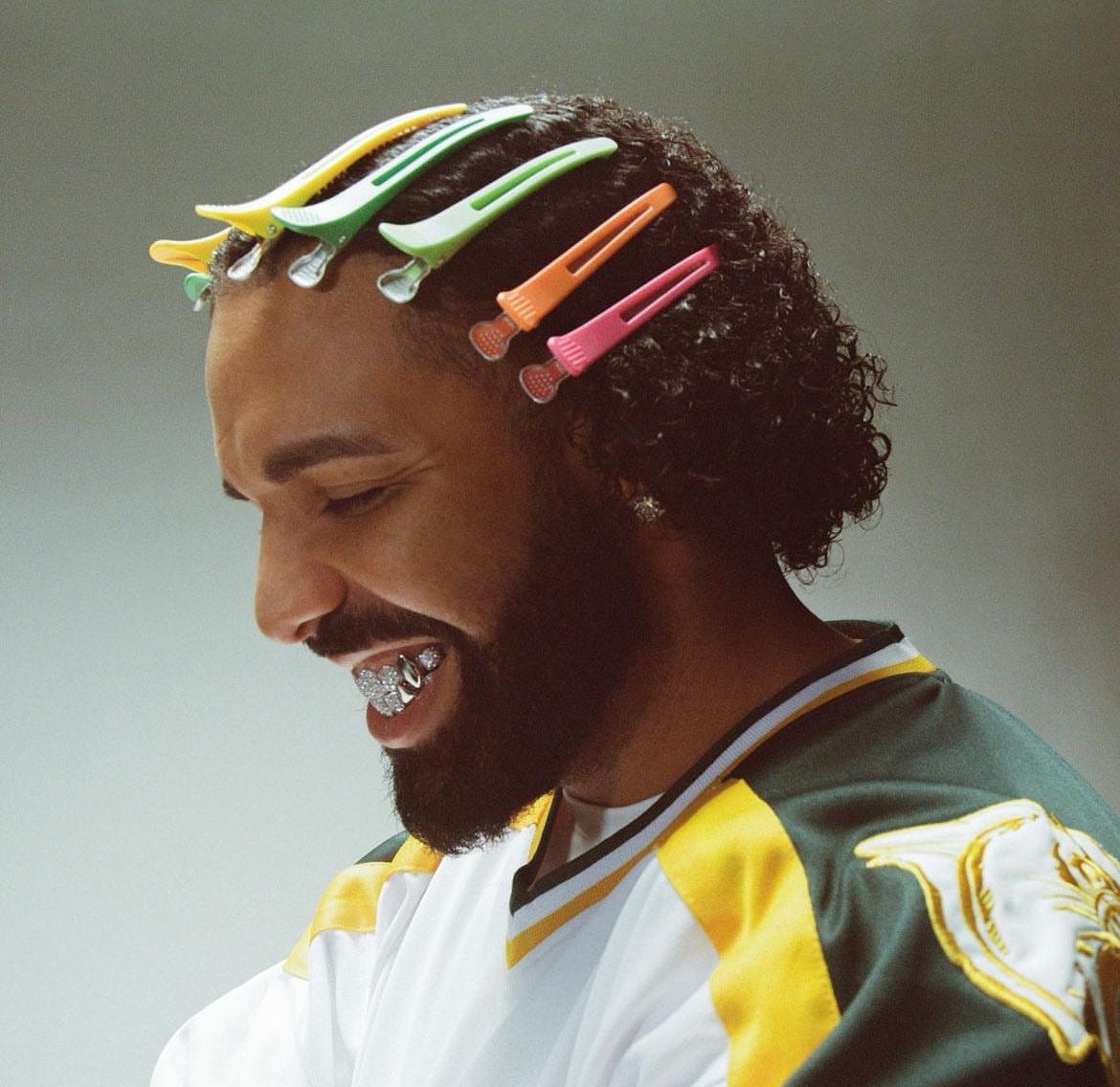 Pop Tingz on X: "Drake sports hair clips in new photo for his album, “For  All The Dogs”. https://t.co/rceUD7Uxkp" / X