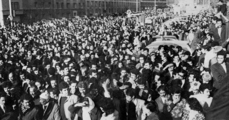 Δεκέμβριος 1973: Η ακροδεξιά οργάνωση Groupe Charles-Martel βομβαρδίζει το προξενείο της Αλγερίας στη Μασσαλία, προκαλώντας τον θάνατο τεσσάρων ατόμων. Στη φωτογραφία η πομπή της κηδείας.