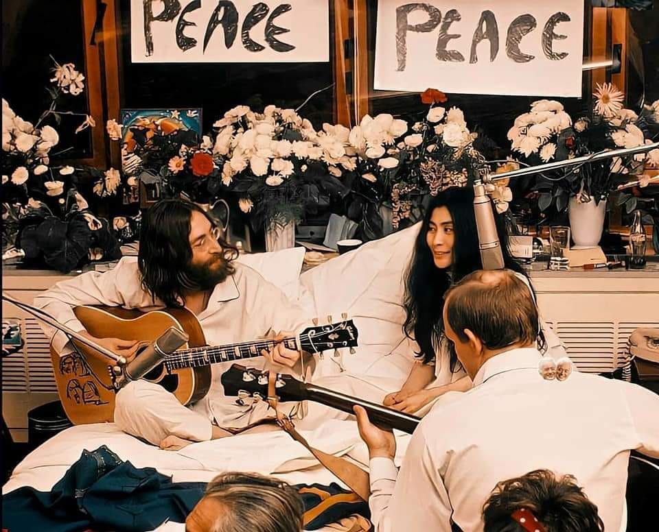 John Lennon and Yoko Ono in bed for their 'Bed-in' at the Queen Elizabeth  Hotel protesting for peace (Montreal -1969) : r/TheBeatles