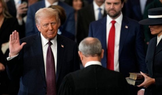 O presidente eleito Donald Trump toma posse como 47º presidente dos Estados Unidos na Rotunda do Capitólio, em Washington, DC, na segunda-feira.