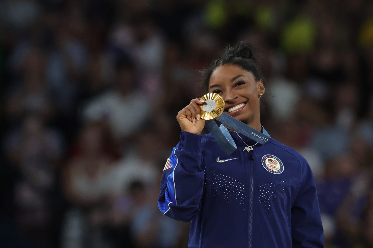 La gimnasta estadounidense Simone Biles celebra tras ganar el concurso de gimnasia artística individual de los Juegos Olímpicos de París 2024, este 1 de agosto de 2024. EFE/Teresa Suárez