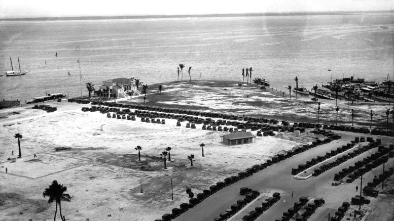 Photo of the newer Biscayne Bay Yacht Club at the southern end of Bayfront Park in 1925.