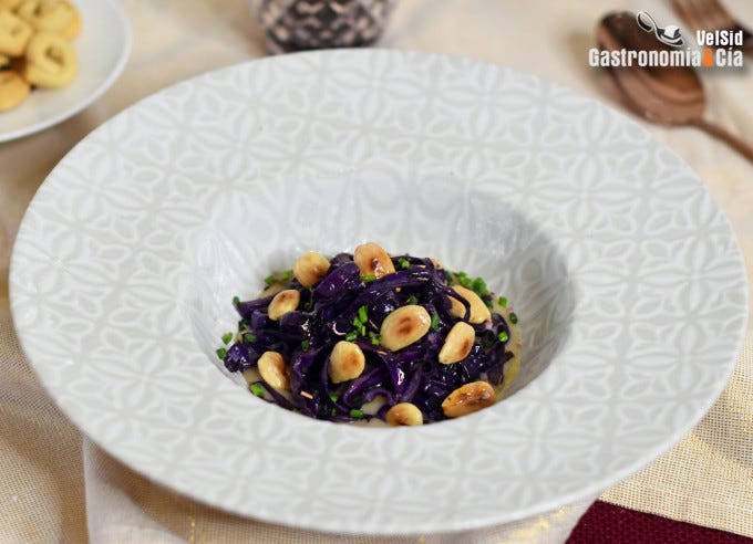 Col lombarda con veluté de almendras