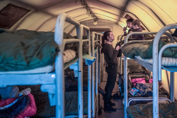 Residentes del este de Ucrania en un campamento fronterizo temporal. Sergey Ponomarev para The New York Times