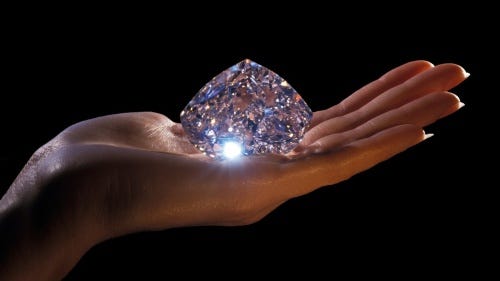 写真の「センテナリーダイヤモンド」は世界最大級の無傷のダイヤモンドで、原石の重さは599カラットもあった。デビアスが所有する南アフリカのプレミア鉱山（現在の名称はカリナン鉱山）で1986年に発見された。センテナリーとは百周年の意で、デビアス社100周年を記念して名づけられたもの。（PHOTOGRAPH BY PATRICK LANDMANN, GETTY IMAGES）