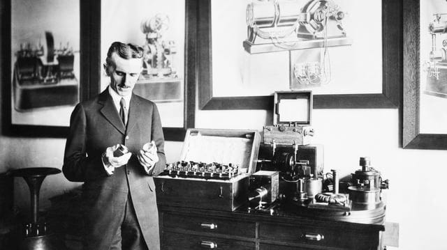 r/todayilearned - TIL that physicist Nikola Tesla once paid an overdue hotel bill with a box containing a working model of his ‘death beam‘, warning employees never to open it because of the danger. They hid the box & when it was discovered years later & opened, found to contain old (harmless)…