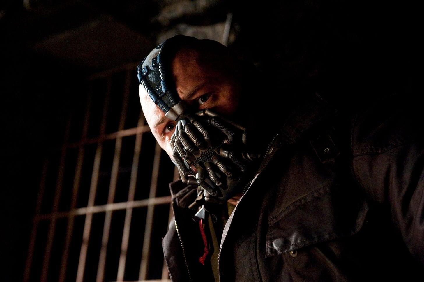 http://images5.fanpop.com/image/photos/30700000/Tom-Hardy-as-Bane-in-The-Dark-Knight-Rises-HQ-bane-30727992-2560-1703.jpg