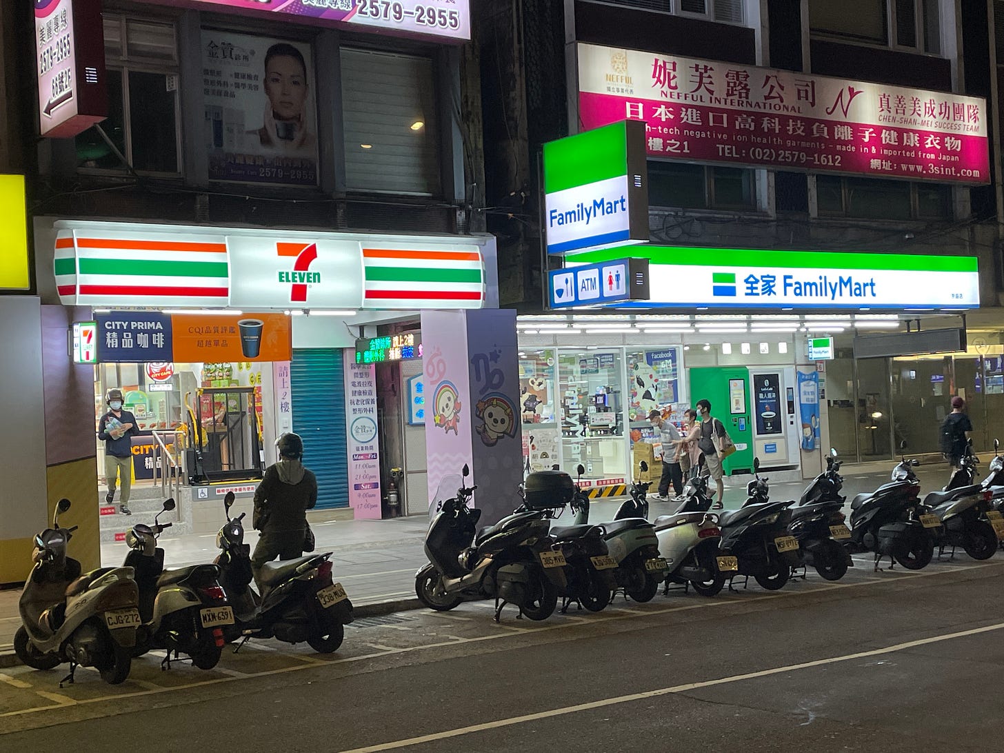 File:A 7 Eleven sits right next to a FamilyMart store in Taipei.jpg -  Wikipedia