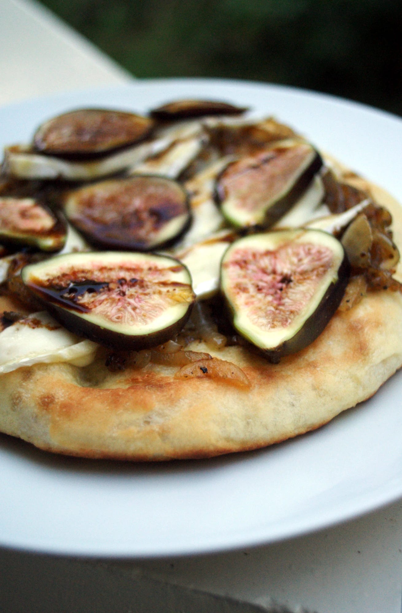 fig and caramelised onion flatbread