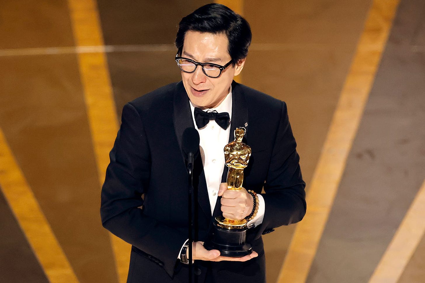 Ke Huy Quan accepts his Best Support Actor Oscar | Image via Getty Images