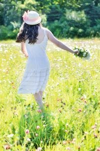 pretty-girl-in-wildflowers-811746_1920