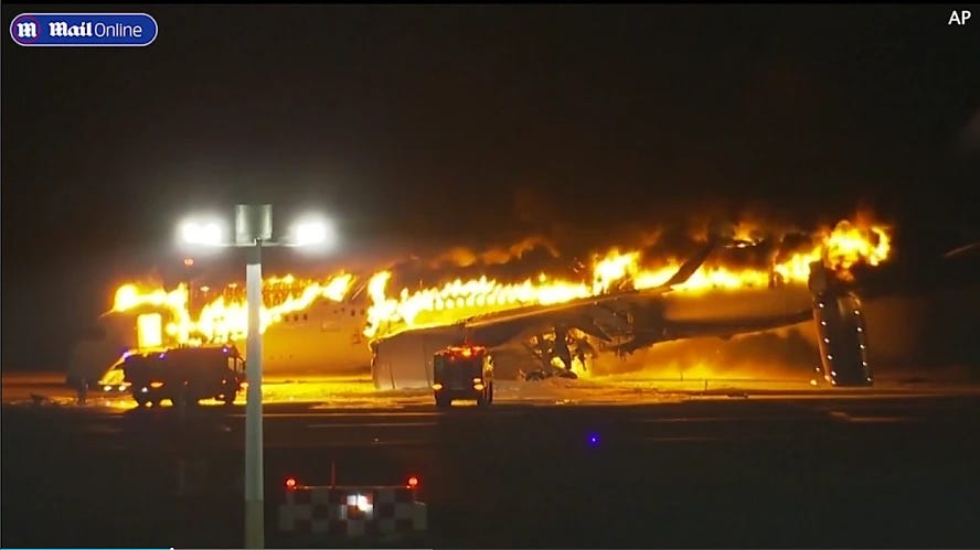 Lángokban landolt egy repülőgép Tokióban.  Az utasokat kimentették, a személyzet öt tagja meghalt a robbanásban.  A nap horrorfilmje