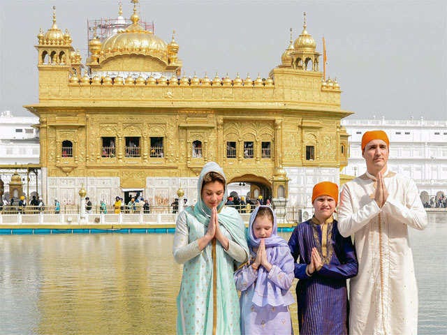 Justin Trudeau: Canadian PM Justin Trudeau prays at Golden Temple, makes  rotis | The Economic Times