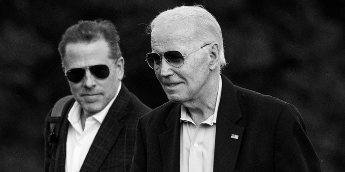 Joe Biden, atual presidente dos EUA, e Hunter Biden, seu filho que será julgado nos EUA por porte de arma sob uso de drogas