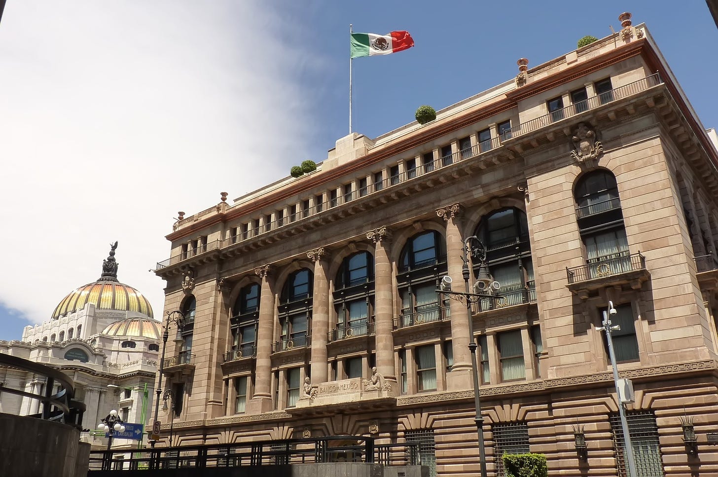 File:Banco de México & INBA.jpg - Wikipedia