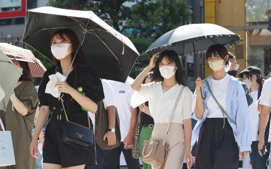 Habitual mask-wearing is likely helping Japan, Singapore and South Korea  bring daily Omicron deaths down, epidemiologists say | RNZ News