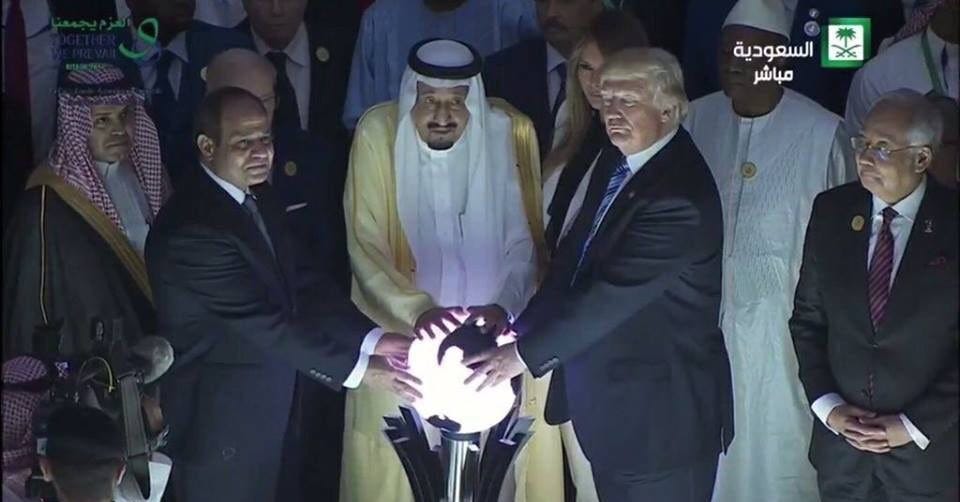 The hilarious Trump orb photo is a nearly perfect metaphor for his foreign  policy | Vox