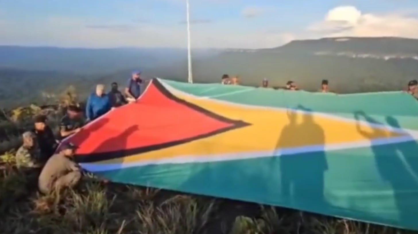 Presidente de Guyana izó una bandera de su país en el territorio Esequibo