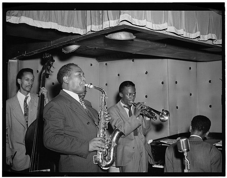 File:(Portrait of Charlie Parker, Tommy Potter, Miles Davis, Duke Jordan, and Max Roach, Three Deuces, New York, N.Y., ca. Aug. 1947) (LOC) (4843140781).jpg