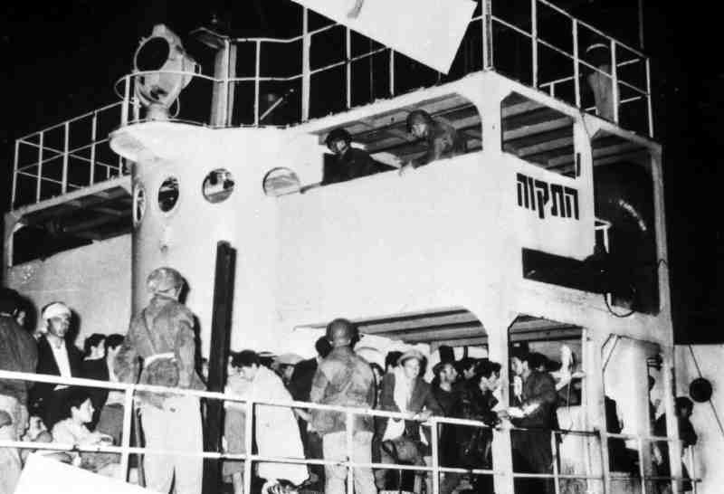 Jewish refugees and British soldiers on board the ship Hatikva after the battle after being towed to the port of Haifa, 17 May 1947. Photo: Israeli Pikiwiki project