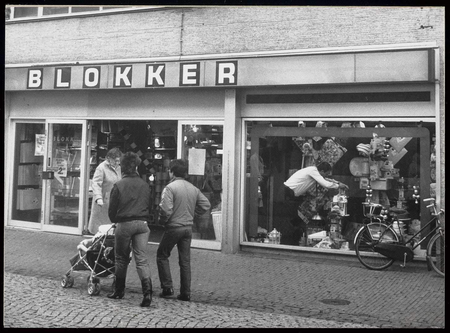 File:Langestraat 30-32, Blokker. Afkomstig van de expositie "Winkels kijken  in het Stedelijk" 1985-86. - FO 1011295 - RAA Elsinga.jpg - Wikimedia  Commons