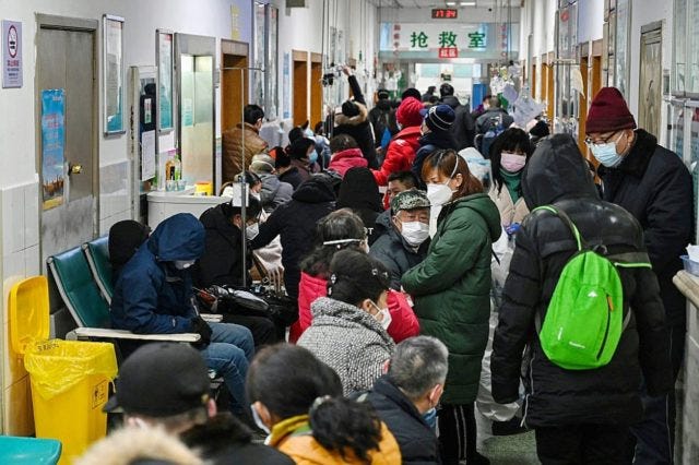 图片说明:新冠病毒疫情爆发期间,武汉一家医院里等待治疗的病人人满为患。(图片来源于网络。Photographer unknown. Credit reserved to the photographer.) 图片说明:新冠病毒疫情爆发期间,武汉一家医院里等待治疗的病人人满为患。(图片来源于网络。Photographer unknown. Credit reserved to the photographer.)