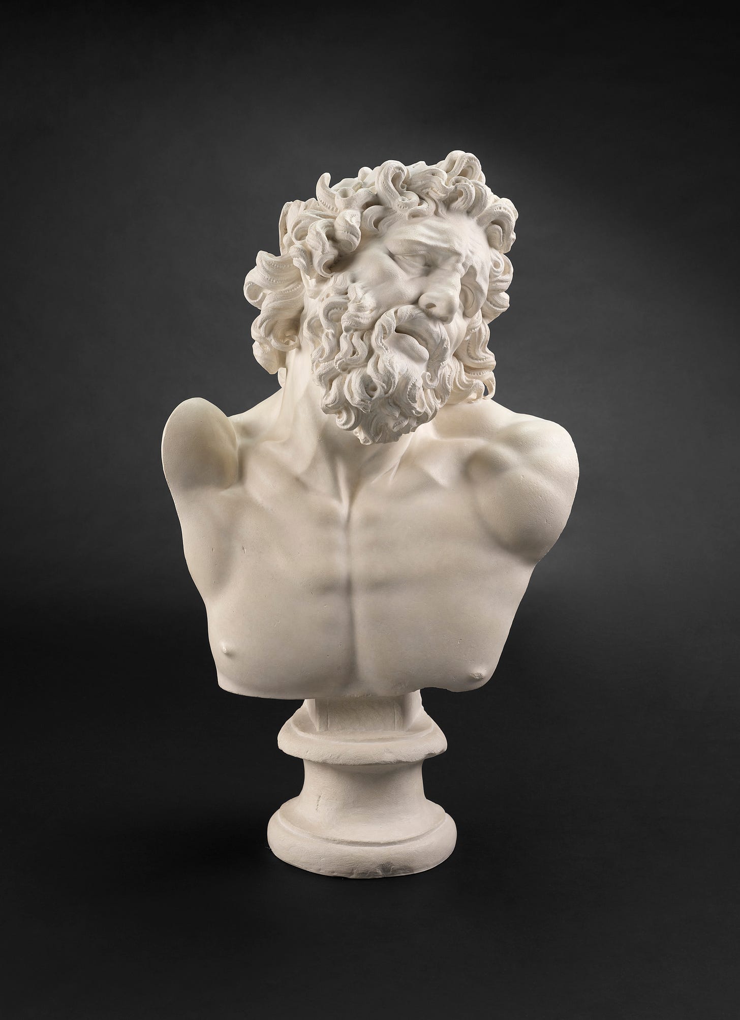 Atelier de moulage des musées nationaux Buste de Laocoon 2023 Paris, France (Original en marbre, vers 40 av. J.-C., Rome, musées du Vatican, musée Pio-Clementino) Tirage en plâtre 65 × 40 × 33 cm Mucem, Marseille © Mucem / Marianne Kuhn