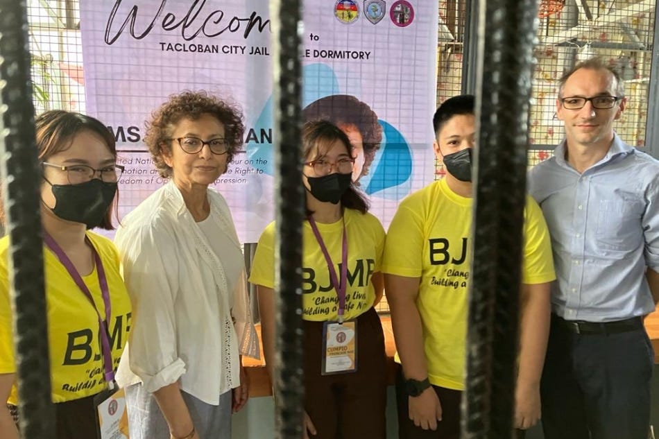 UN Special Rapporteur on Freedom of Opinion and Expression Irene Khan (second from left) visits detained journalist Frenchie Mae Cumpio (center). Photo from Khan's X account.