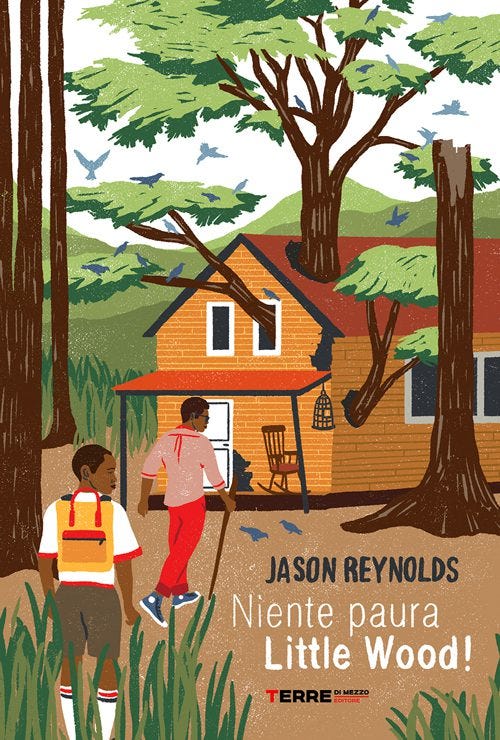 Copertina del libro "Niente paura Little Wood!" di Jason Reynolds, Terre di mezzo. Illustrazione con due ragazzi con la pelle scura in un bosco, stanno per entrare in una casa gialla con una verandina davanti e un albero che le spunta dal tetto.
