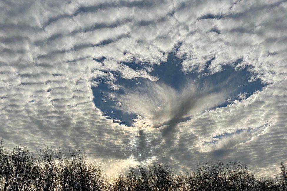 Fallstreak hole: Unusual 'holepunch' cloud captured in East Midlands - BBC  News