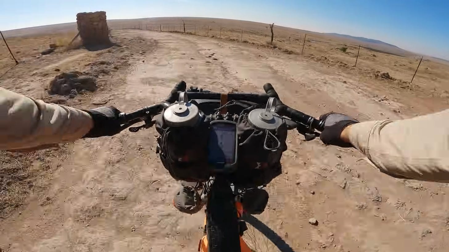 Vue depuis le casque d'un cycliste sur le desert mexicain