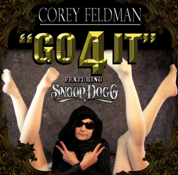 La portada del single. Corey, su capucha, y cuatro piernas cercenadas a sus flancos. Yolo!