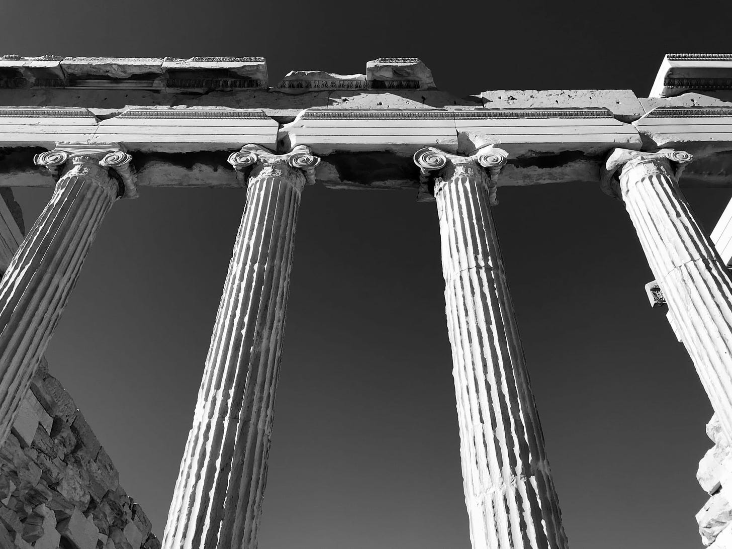 colonne ioniche dell'Acropoli di Atene in bianco e nero