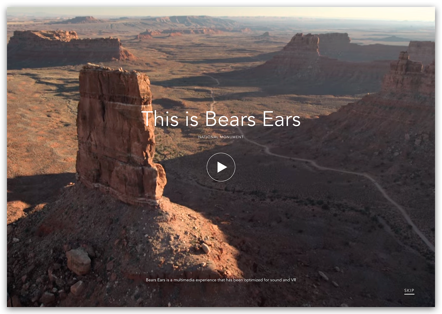 si vede la prima immagine di uno dei video realizzati per il sito web su bears ears: l'immagine raffigura una distesa desertica con alcune rocce rosse molto alte