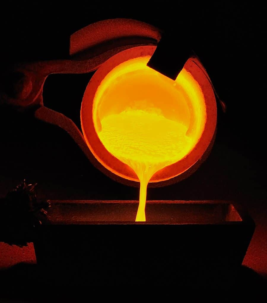 Pouring molten metal