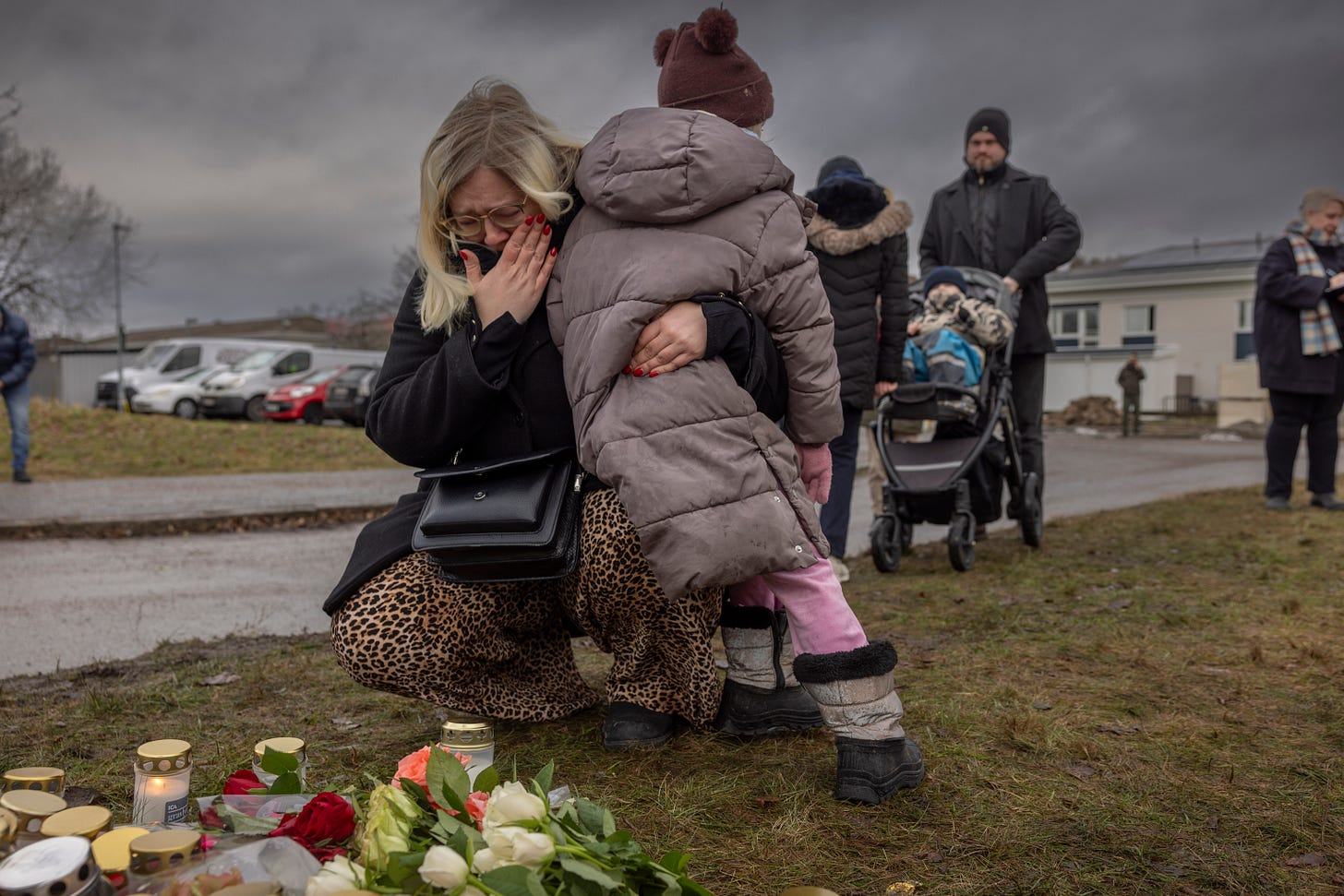 Una mujer llora en el homenaje a las víctimas del tiroteo de febrero en la ciudad sueca de Örebro. Una mujer llora en el homenaje a las víctimas del tiroteo de febrero en la ciudad sueca de Örebro.