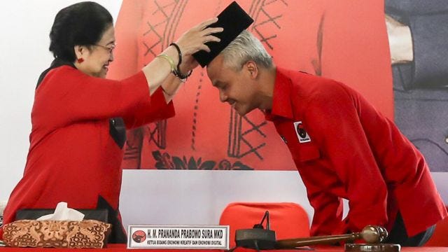 Ketua Umum PDI Perjuangan Megawati Soekarnoputri (tengah) menyematkan peci kepada calon Presiden 2024 yang diajukan PDI Perjuangan Ganjar Pranowo (kanan) di Istana Batu Tulis, Bogor, Jawa Barat, Jumat (21/04). 