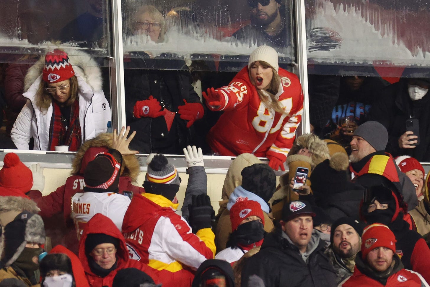 Taylor Swift Cheered on Travis Kelce in an '87' Puffer Coat Made By a  Fellow WAG | Glamour