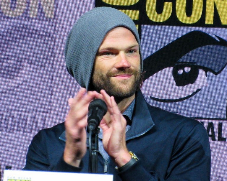 jared padalecki claps for jensen ackles supernatural scene