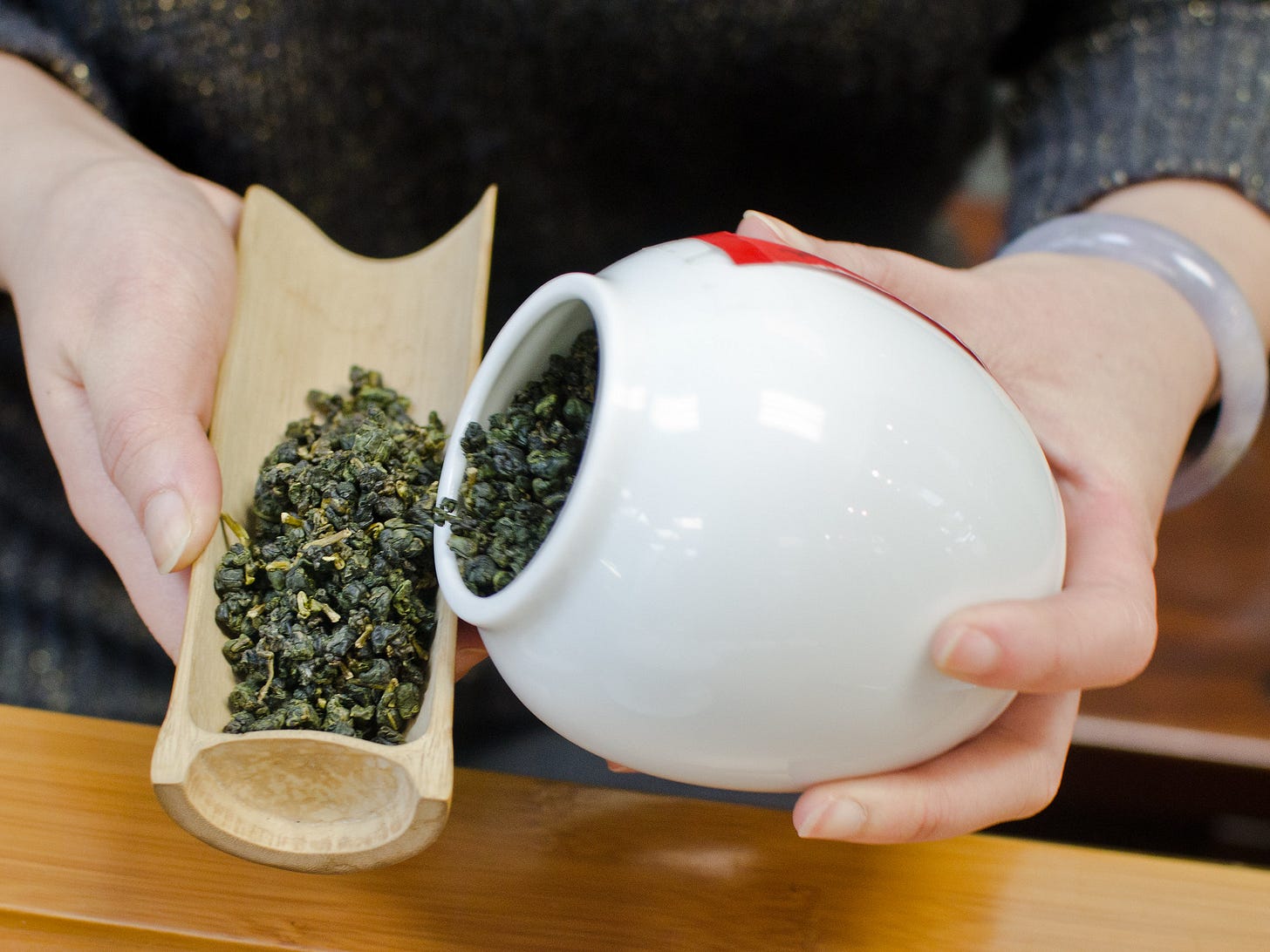 ID: Filling bamboo dish with tea leaves