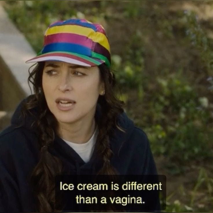 Dakota Johnson como Lucy dizendo "o sorvete é diferente de uma vagina"