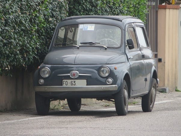 Vi ricordate le vecchie Fiat 500 anni 60/70 che avevano le ruote posteriori  visibilmente inclinate verso l'interno della vettura? C'erano delle  motivazioni tecniche precise e nel caso non interferivano con la normale