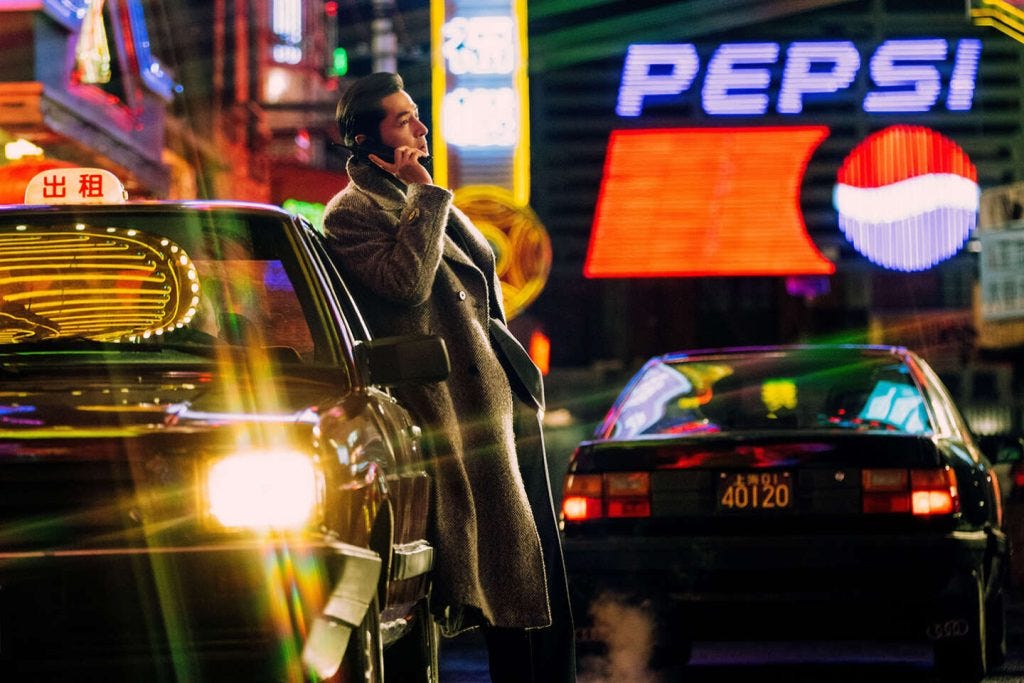 La marca Pepsi en una imagen de Blossom Shanghai, de Wong Kar-Wai. La serie mostró más de 200 productos, servicios o marcas comerciales durante su transmisión. Imagen: Tencent La marca Pepsi en una imagen de Blossom Shanghai, de Wong Kar-Wai. La serie mostró más de 200 productos, servicios o marcas comerciales durante su transmisión. Imagen: Tencent