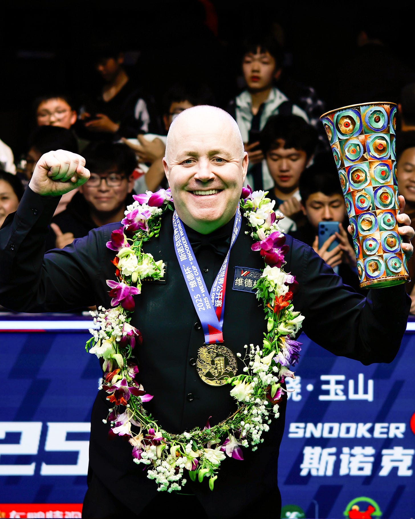 John Higgins sonríe junto al trofeo del World Open John Higgins sonríe junto al trofeo del World Open